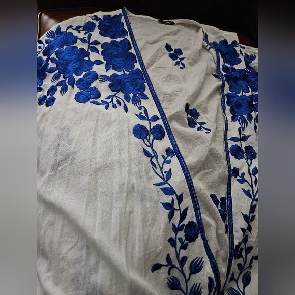 Noelle Floral Embroidered Half-Sleeve Jacket - Picture 3 of 5